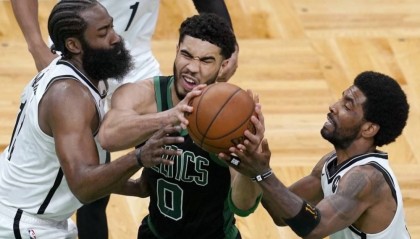  塔图姆关键三分压哨绿军逆转击败热火