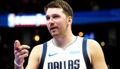  东契奇40+三双独行侠登顶  