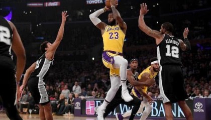  詹姆斯三双助湖人险胜马刺  