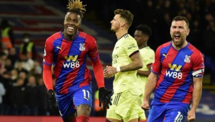  阿森纳防线失误造致命失球  