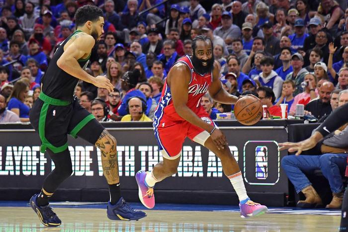  奥格斯堡防守反击奏效，抓住机会反超比分取胜