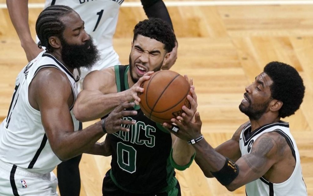  塔图姆关键三分压哨绿军逆转击败热火